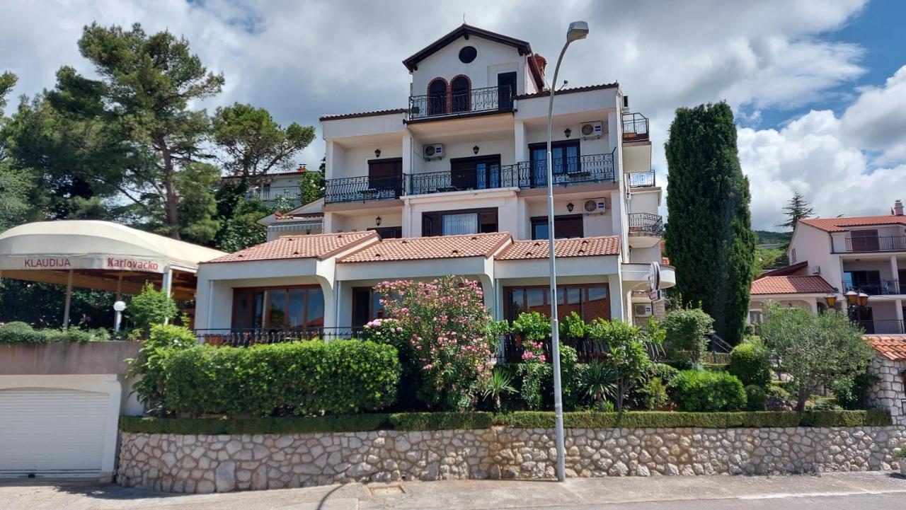 Pansion Klaudija Acomodação com café da manhã Crikvenica Exterior foto