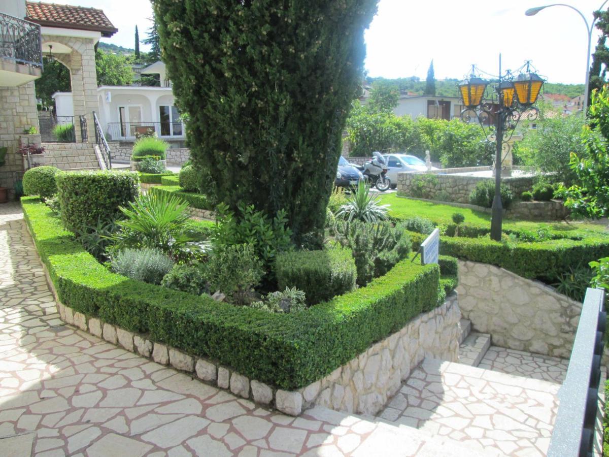 Pansion Klaudija Acomodação com café da manhã Crikvenica Exterior foto